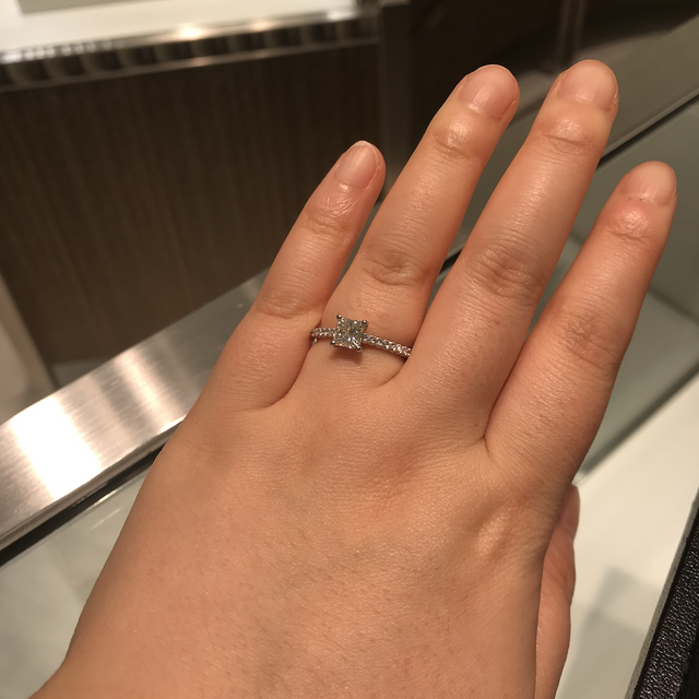 【ティファニー(Tiffany & Co.)の口コミ】 四角くカットされた大きいダイヤと全周囲に散りばめられたダイヤが豪華な…