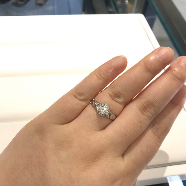 【シャネル(CHANEL)の口コミ】 新しく出た商品と聞き、試着してみました。シャネルのキルティングモチー…