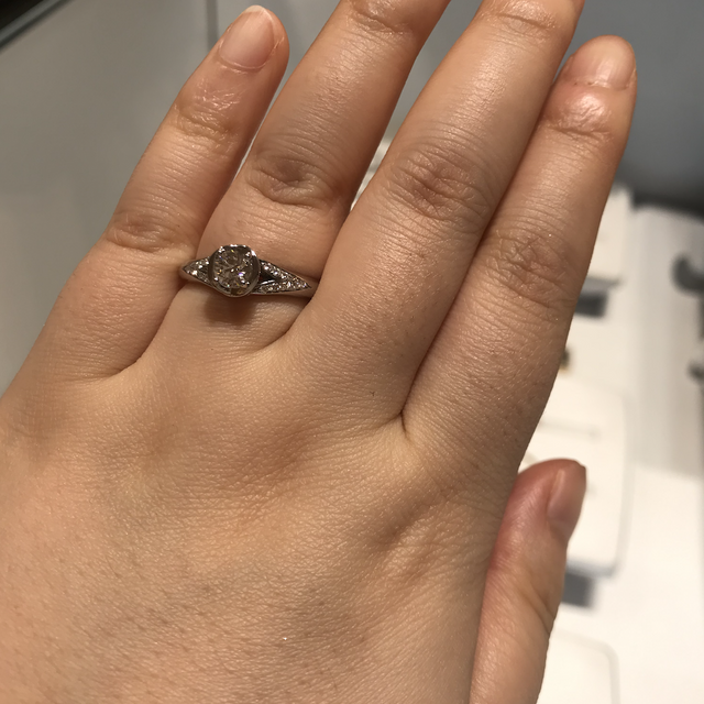 【ブルガリ(BVLGARI)の口コミ】 インコントロ ダモーレ リングは、センターにラウンドブリリアントカット…