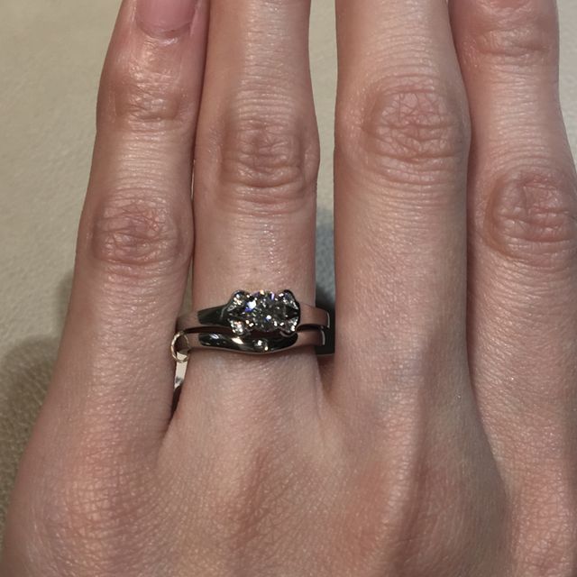 【カルティエ(Cartier)の口コミ】 写真ではバレリーナ の結婚指輪、婚約指輪を重ね付けしています。
試着し…