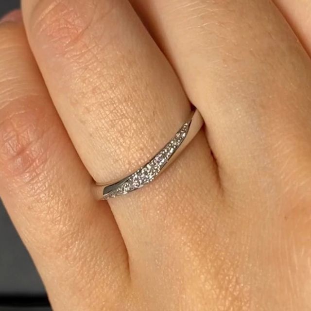 【ラザール ダイヤモンド(LAZARE DIAMOND)の口コミ】 ダイヤモンドの輝きが非常に綺麗であり、斜めに埋め込まれているので動き…