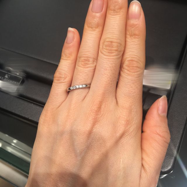 【ラザール ダイヤモンド(LAZARE DIAMOND)の口コミ】 ダイヤモンドが中心に配置されているシンプルなデザインですが、ダイヤモ…