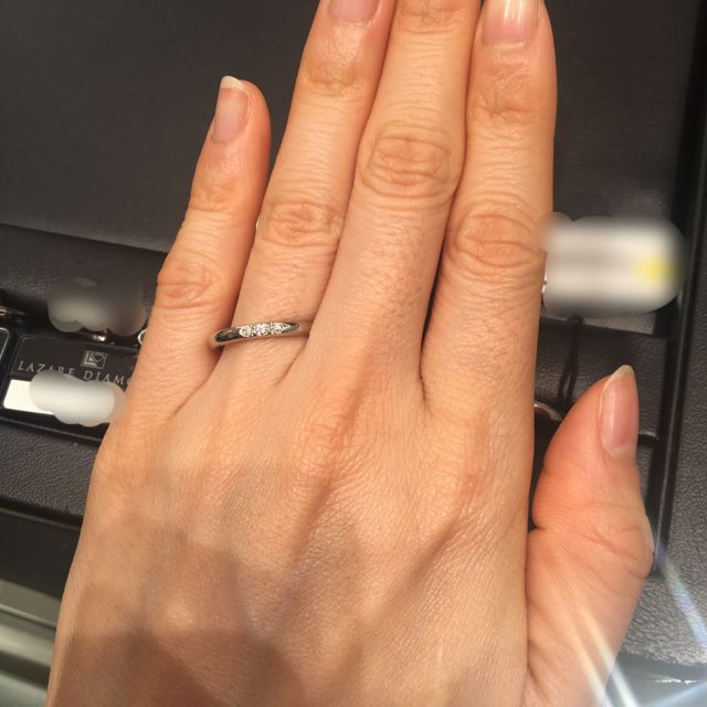 【ラザール ダイヤモンド(LAZARE DIAMOND)の口コミ】 ダイヤモンドが中心に配置されているシンプルなデザインですが、ダイヤモ…