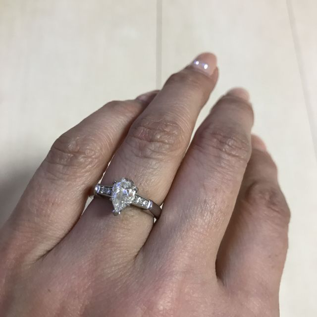 【ハリー・ウィンストン(Harry Winston)の口コミ】 もともと婚約指輪は、プラチナ台の一粒ダイヤと
決めていました。
納得い…