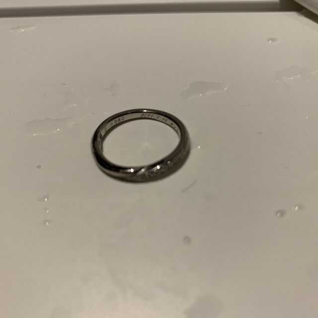【銀座ダイヤモンドシライシの口コミ】 シンプルだけどデザインも少しある指輪が良かったので、波打ってるような…