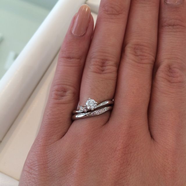 【CAFERING(カフェリング)の口コミ】 細めのデザインで、緩やかなウェーブラインのこのリングは手元が優しく見…