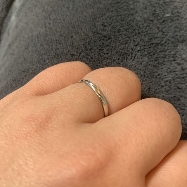 【towa et toi(トワエトワ)の口コミ】 指輪の決め手は
シンプルさです
どんな服装にも合いますし
着けてて嫌らし…