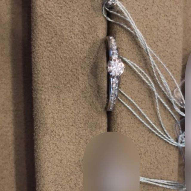 【ANTWERP BRILLIANT(アントワープブリリアント)の口コミ】 センターのダイヤモンドだけでなくサイドに埋め込まれたメレダイヤもしっ…