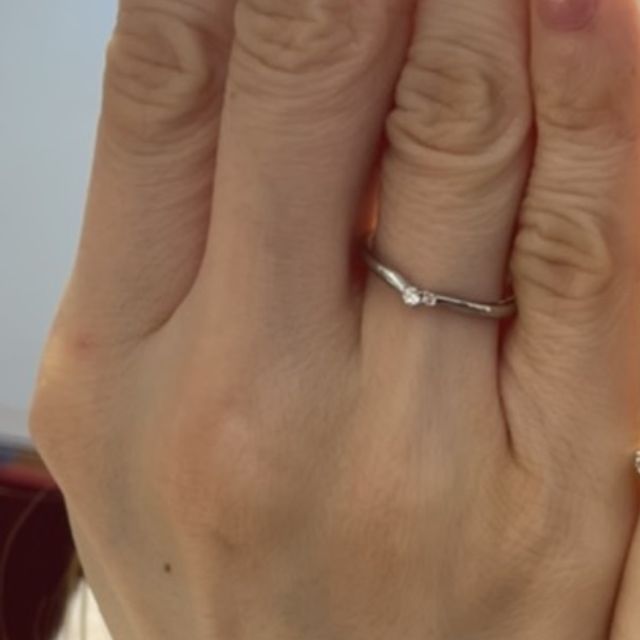 【銀座ダイヤモンドシライシの口コミ】 華奢で女性らしいデザインとダイヤの輝きがとてもきれいでした。コンセプ…