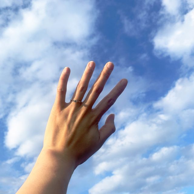 【FOREVERMARK(フォーエバーマーク)の口コミ】 両サイドにあるピンクダイヤが綺麗で決めました。
太すぎではない指に違和…