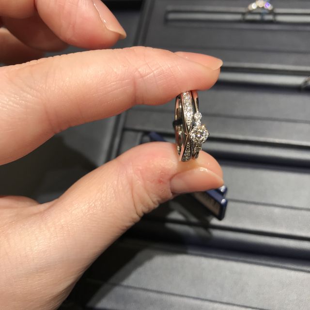 【ROYAL ASSCHER(ロイヤル・アッシャー)の口コミ】 価格はワンランクアップするなと感じました。
購入するなら、エンゲージリ…