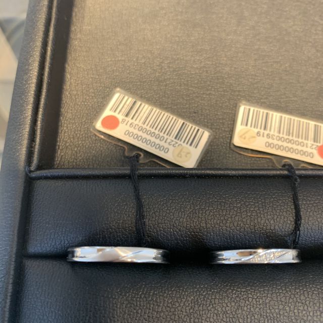 【エクセルコダイヤモンド(EXELCO DIAMOND)の口コミ】 平打ちですがフィット感はかなり良く、指輪をつけ慣れていない私でも違和…