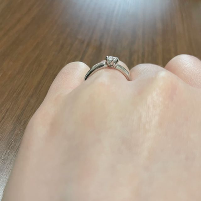 【銀座ダイヤモンドシライシの口コミ】 シンプルで普段使いできる、飽きのこない婚約指輪を探していたときこのデ…