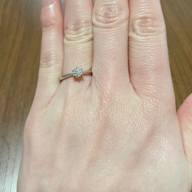 【銀座ダイヤモンドシライシの口コミ】 シンプルで普段使いできる、飽きのこない婚約指輪を探していたときこのデ…