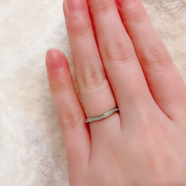 【カルティエ(Cartier)の口コミ】 華奢で細身なデザイン、カーブがとても綺麗でした。
カルティエのものでは…