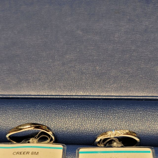 【銀座ダイヤモンドシライシの口コミ】 ダイヤが連続でついているのと、ウェーブデザインのためどの角度から見て…