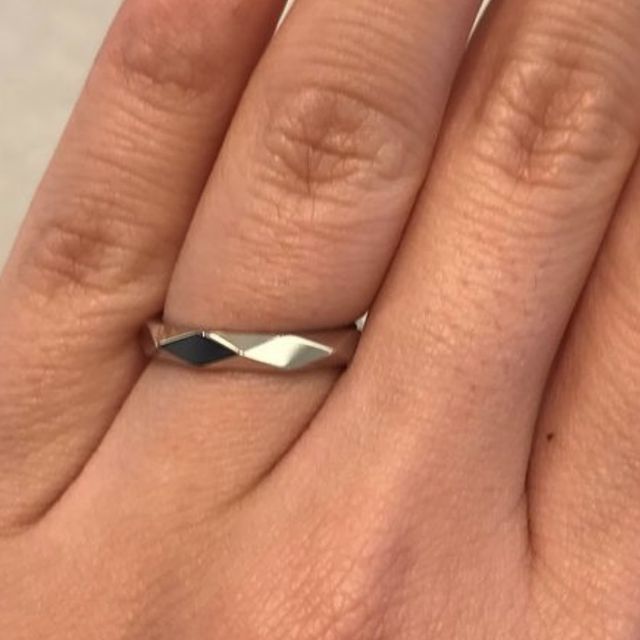 【ブシュロン(BOUCHERON)の口コミ】 こちらの指輪を見た瞬間に一目惚れしました。ダイヤモンドは入っておりま…