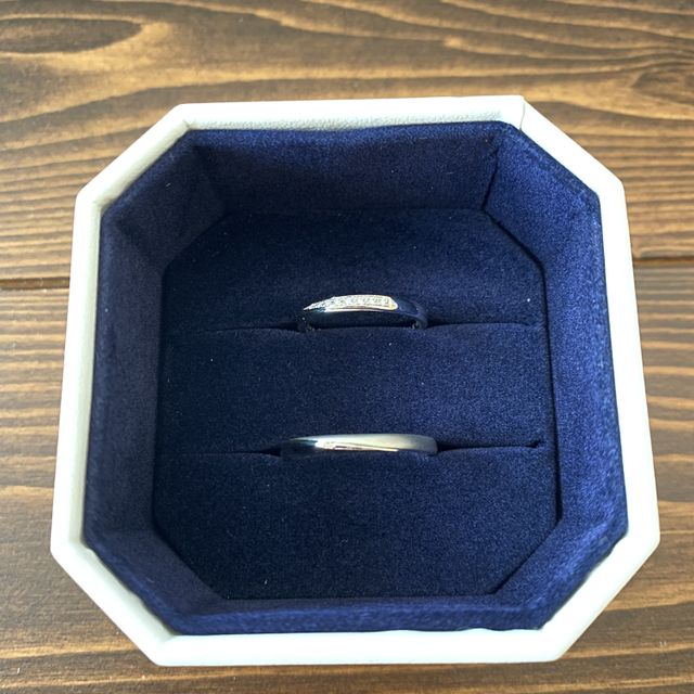 【4℃ BRIDAL(ヨンドシーブライダル)の口コミ】 女性用:シンプルを探してましたが実際につけると少し輝きがあった方が良い…