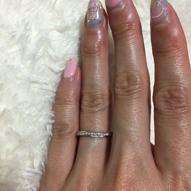 【4℃ BRIDAL(ヨンドシーブライダル)の口コミ】 ねじれたデザインでダイヤモンドが並んで入っているので、どの角度からみ…