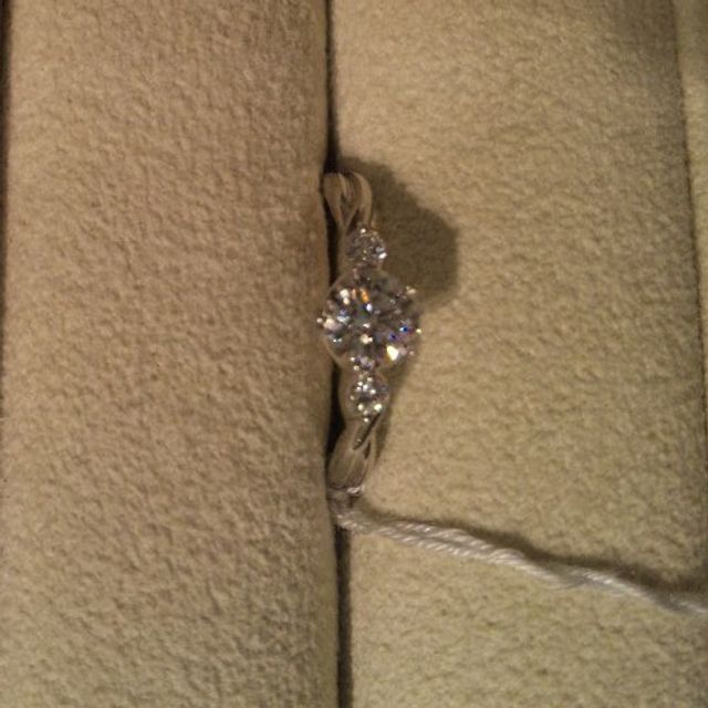 【ギンザタナカブライダル(GINZA TANAKA BRIDAL)の口コミ】 全体的な印象はシンプルなものですが、センターのダイヤモンドが上品な輝…