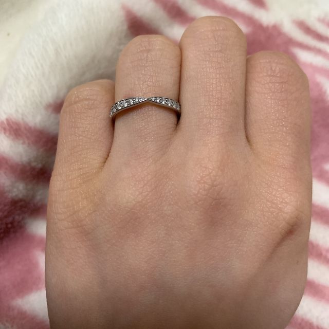 【ティファニー(Tiffany & Co.)の口コミ】 リボンのような可愛いデザインに惹かれました。婚約指輪も同じティファニ…