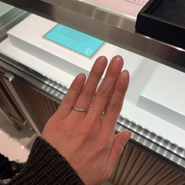 【ティファニー(Tiffany & Co.)の口コミ】 プラチナ素材。シンプルで、ウェーブの波打ちが指を細く見せてくれます。2…