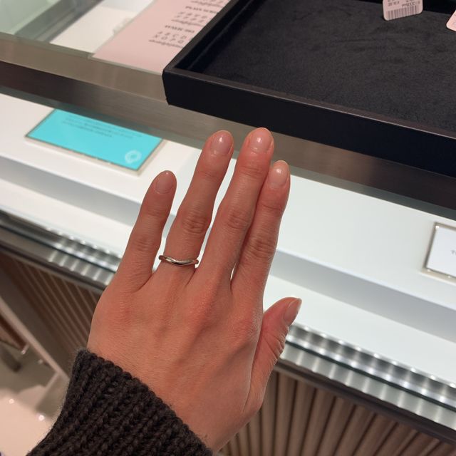 【ティファニー(Tiffany & Co.)の口コミ】 プラチナ素材。シンプルで、ウェーブの波打ちが指を細く見せてくれます。2…