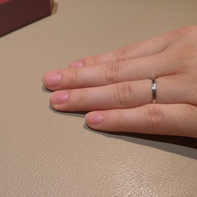 【カルティエ(Cartier)の口コミ】 夫が細い指のため、幅の細い指輪を探していました。
Cartierのこちらのデ…