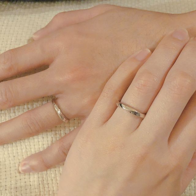 【銀座ダイヤモンドシライシの口コミ】 夫婦共に石なしのシンプルなデザインでプラチナを希望していました。何種…