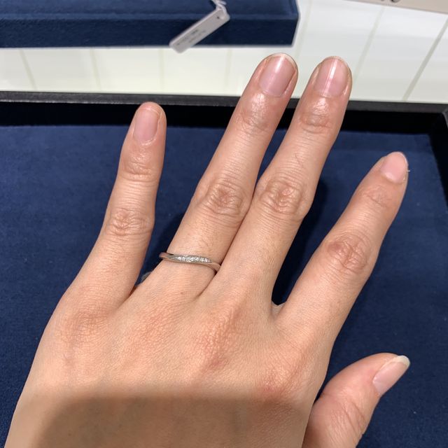 【4℃ BRIDAL(ヨンドシーブライダル)の口コミ】 ウェーブのデザインで指が細く見える形です。とてもキラキラしていて、つ…