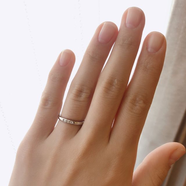 【ラザール ダイヤモンド(LAZARE DIAMOND)の口コミ】 ストレートのシンプルなデザインで高級感を感じられるものを探していまし…