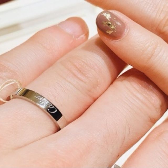 【カルティエ(Cartier)の口コミ】 彼がデザイン重視だった為
ブランドロゴが目立つデザインを試着してみまし…