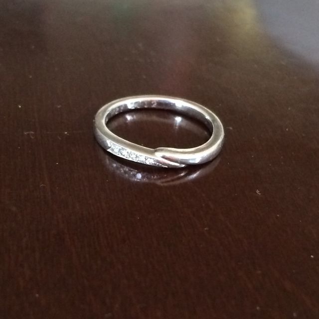 【4℃ BRIDAL(ヨンドシーブライダル)の口コミ】 デザインがシンプルかつ、存在感があったので決めました。なんとなくのデ…