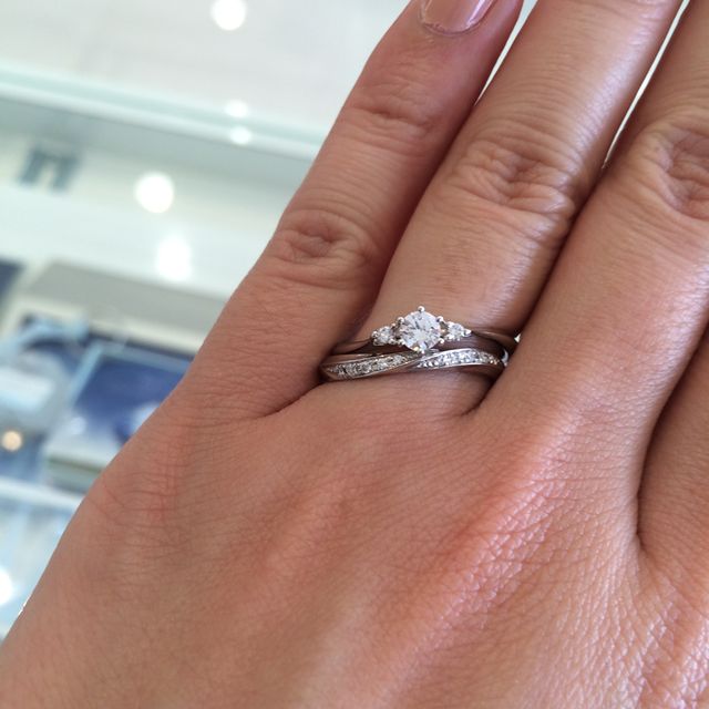 【Disney Cinderella(ディズニー シンデレラ)の口コミ】 キラキラとダイヤが流れるようにセッティングされていて、細かく輝きます(…