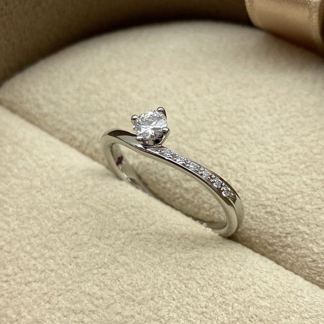 【COLANY(コラニー)の口コミ】 見た瞬間、この指輪だ！！！と思いましたが彼の予算内ではなかったので1度…