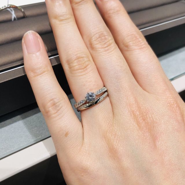 【アイプリモ(I-PRIMO)の口コミ】 

形はウェーブか、V字のものがいいなと思っていました。
結婚指輪にもダ…