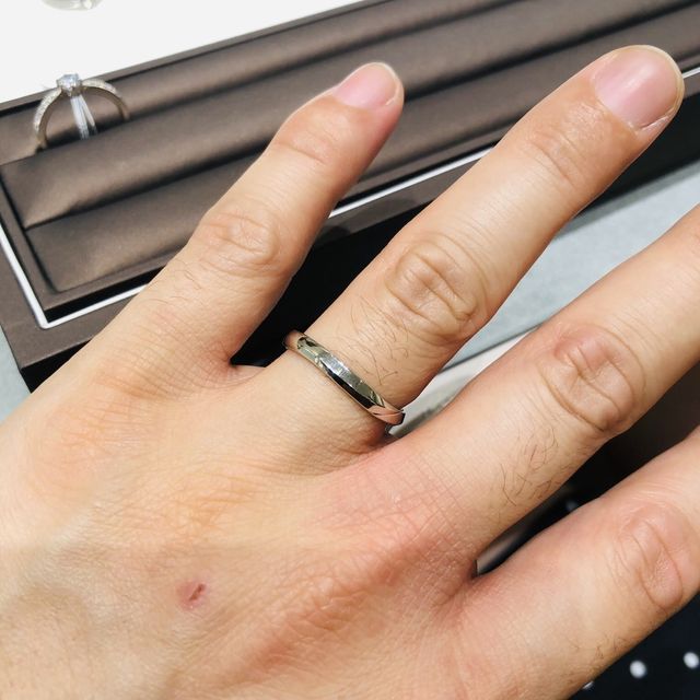 【アイプリモ(I-PRIMO)の口コミ】 

形はウェーブか、V字のものがいいなと思っていました。
結婚指輪にもダ…