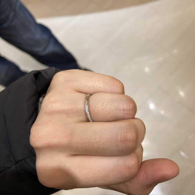【bijou SOPHIA(ビジュソフィア)の口コミ】 ダイヤが沢山ついており、華やかに見える。
ストレートの指輪だが、ダイヤ…