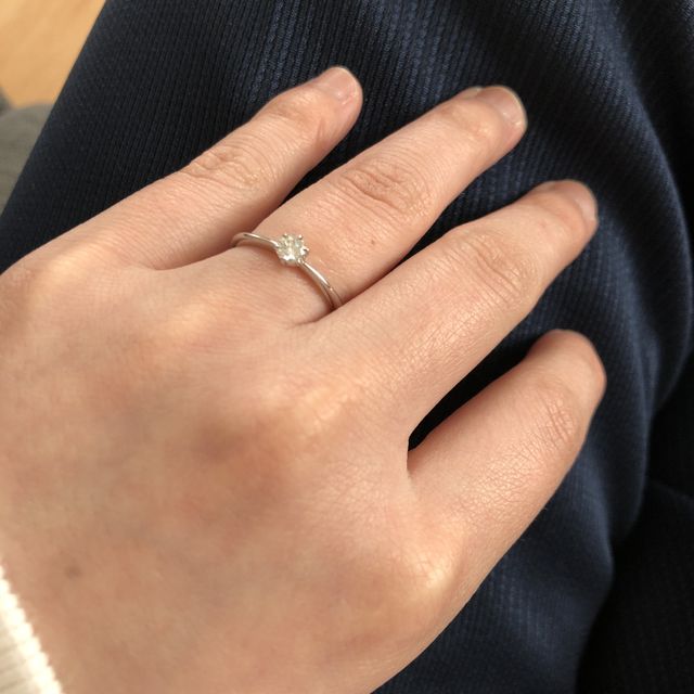 【銀座ダイヤモンドシライシの口コミ】 シンプルで上品なデザインが多い印象でした。
また、2店舗ほど指輪を見に…