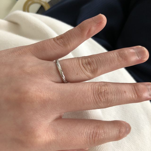 【銀座ダイヤモンドシライシの口コミ】 指輪は細めで、ダイヤモンドがウェーブ状に入っているものです。
普段、仕…