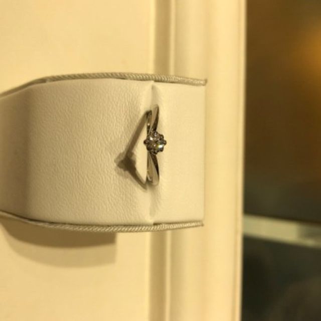 【サマンサティアラブライダル(Samantha Tiara Bridal)の口コミ】 全体的なフォルムはV字の形になっており細身でもあるので指が長く見える部…