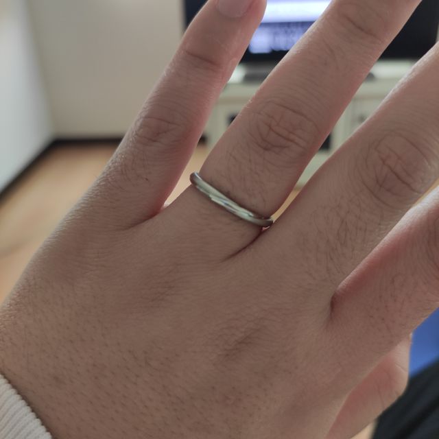 【銀座ダイヤモンドシライシの口コミ】 デザインは彼女の好みのものを選びました。細い指輪がかわいいと言って選…