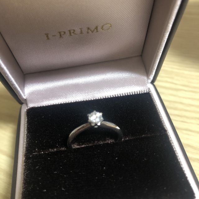 【アイプリモ(I-PRIMO)の口コミ】 ダイヤの大きさもちょうどよく、後からリングの変更が出来るとのことで、…