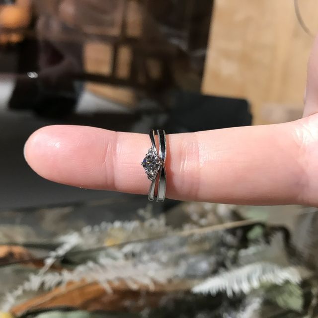 【ith(イズ)の口コミ】 細めの指輪で。ミル打ちがとても細く細かくて綺麗でした。婚約指輪はティ…