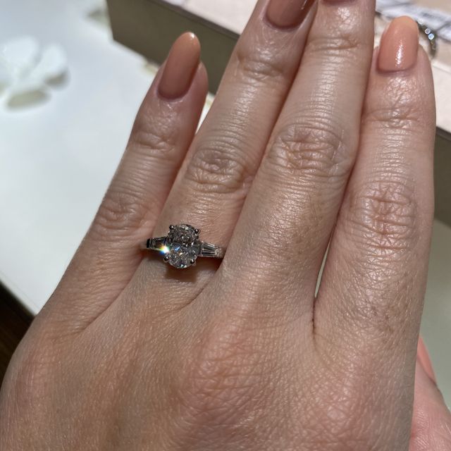 【ブルガリ(BVLGARI)の口コミ】 オーバルカットのサイドにバゲットカットが施されたクラシックなデザイン…