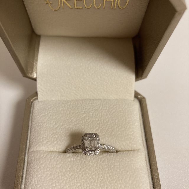 【ORECCHIO(オレッキオ)の口コミ】 決め手はダイアモンドのデザインです。
エメラルドカットがどうしても欲し…