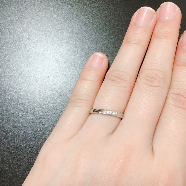 【4℃ BRIDAL(ヨンドシーブライダル)の口コミ】 ストレートだけどラインが入っていて、価格帯も他のお店に比べて抑えられ…