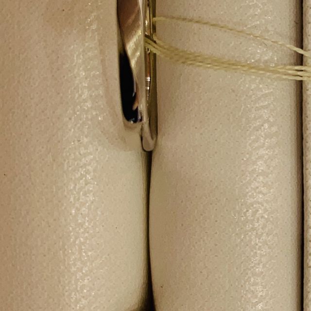 【Ponte Vecchio(ポンテヴェキオ)の口コミ】 モルビトシリーズで5石が斜めに入っているタイプです。
ダイヤモンドは白…