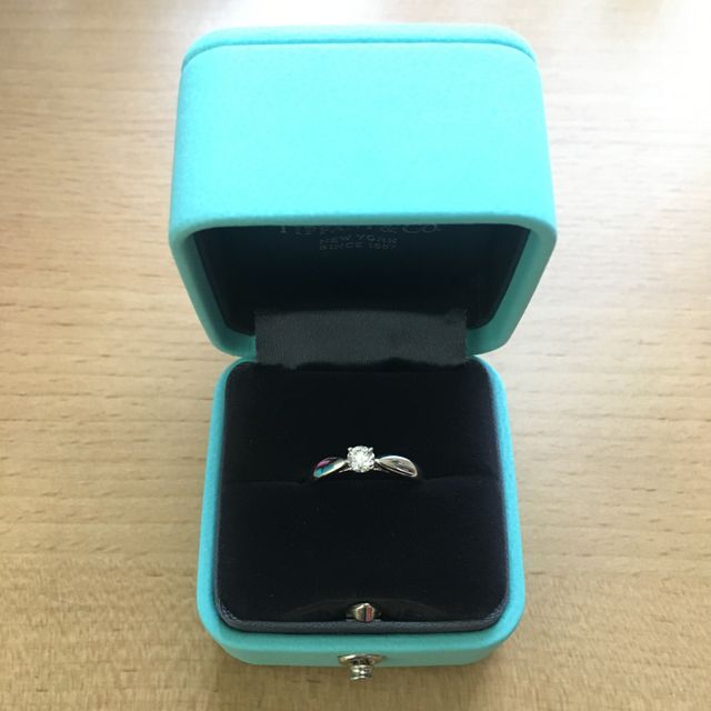 【ティファニー(Tiffany & Co.)の口コミ】 彼が1人でお店に行って、選んで買ってくれました。友人などに婚約指輪は何…