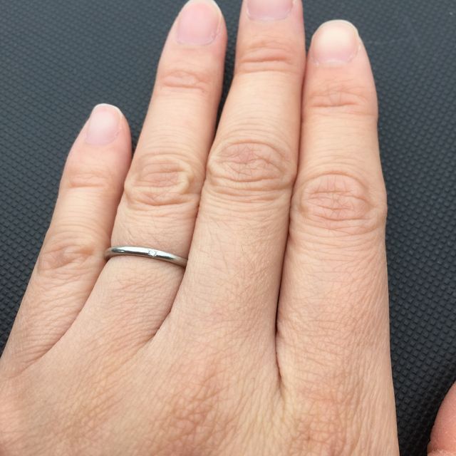 【4℃ BRIDAL(ヨンドシーブライダル)の口コミ】 装飾品の嫌いな旦那さんに合わせて、シンプルなデザインの指輪にしました…